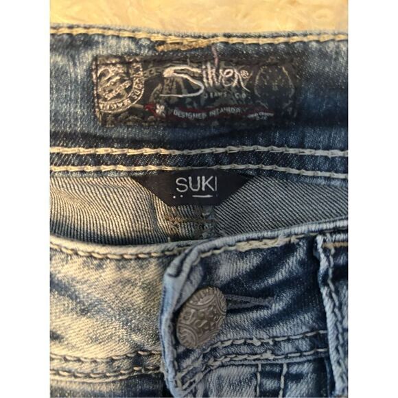 Silver Jeans Co Suki Mid Capri Distressed Light Wash Blue Jeans - Picture 5 of 8